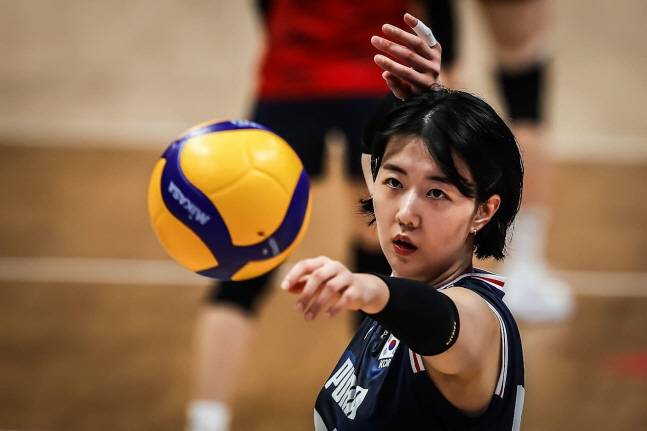 경기 전 훈련을 하는 강소휘. /사진=FIVB 제공