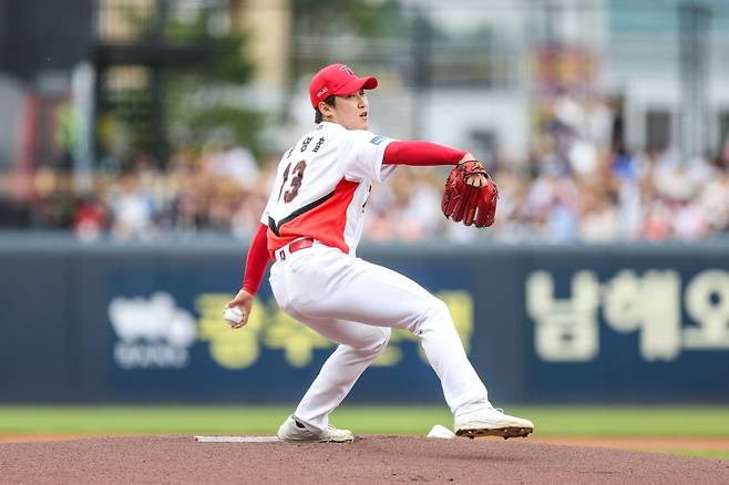 6일 오후 광주-KIA챔피언스필드에서 열린 '2025 신한 SOL Bank KBO리그' 한화 이글스와 KIA 타이거즈의 경기, KIA가 3:2로 승리했다. 선발투수 윤영철은 6이닝 3피안타 1사사구 7탈삼진 무실점으로 호투를 펼치면서 8경기 만에 시즌 첫 승을 수확했다. KIA 타이거즈