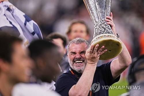 토트넘 홋스퍼가 결국 결단을 내렸다. 17년 무관을 끊은 안지 포스테코글루 감독과 갈라섰다.&nbsp;  토트넘은 7일(한국시간) 구단 홈페이지를 통해 포스테코글루 감독과 결별한다고 결정했다고 발표했다. 두 시즌만의 결별이다.&nbsp;연합뉴스