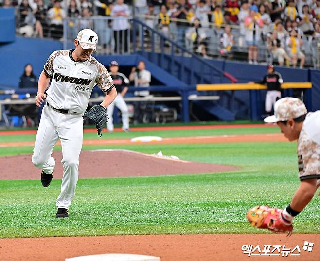 키움 히어로즈 우완 조영건(왼쪽)이 6일 서울 고척스카이돔에서 열린 2025 신한 SOL Bank KBO리그 LG 트윈스와의 팀 간 7차전에서 연장 10회초 선두타자 오스틴 딘의 타구에 오른 발목을 맞는 돌발상황 속에서도 이닝을 무실점으로 막는 투혼을 발휘했다. 사진 김한준 기자
