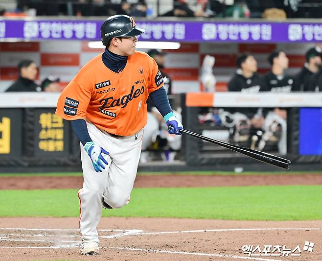 25일 오후 대전 한화생명 볼파크에서 열린 '2025 신한 SOL Bank KBO리그' KT 위즈와 한화 이글스의 경기, 7회말 1사 한화 노시환이 솔로 홈런을 날리고 있다. 엑스포츠뉴스 DB