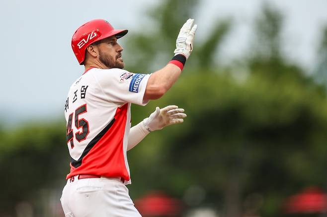 6일 오후 광주-KIA챔피언스필드에서 열린 '2025 신한 SOL Bank KBO리그' 한화 이글스와 KIA 타이거즈의 경기, KIA가 3:2로 승리했다. KIA 위즈덤은 홈런 1개를 포함해 3타수 2안타 1타점으로 팀 승리에 힘을 보탰다. KIA 타이거즈