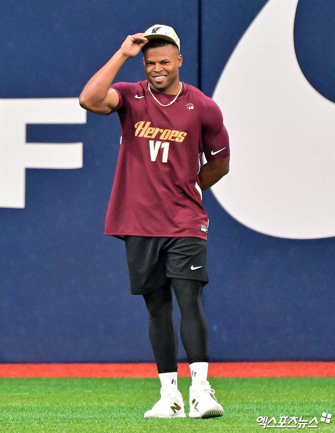 7일 오후 서울 구로구 고척스카이돔에서 열리는 '2025 신한 SOL Bank KBO리그' LG 트윈스와 키움 히어로즈의 경기, 키움 스톤 개랫이 훈련에 임하고 있다. 고척, 김한준 기자