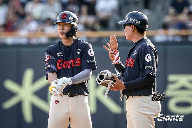 롯데 자이언츠 전민재가 7일 서울 잠실야구장에서 열린 두산 베어스와의 원정경기 도중 오른쪽 눈 불편감으로 교체됐다. 앞서 헤드샷 사구로 다쳤던 부위다. 롯데 자이언츠