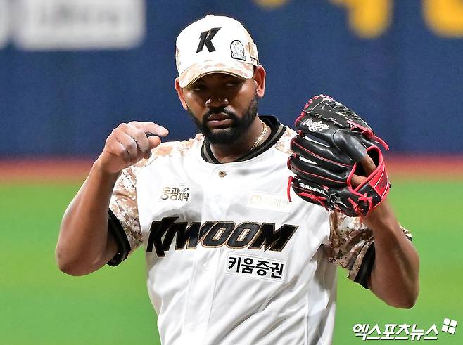 7일 오후 서울 구로구 고척스카이돔에서 열린 '2025 신한 SOL Bank KBO리그' LG 트윈스와 키움 히어로즈의 경기, 1회초 키움 선발투수 알칸타라가 피치컴을 확인하고 있다. 고척, 김한준 기자