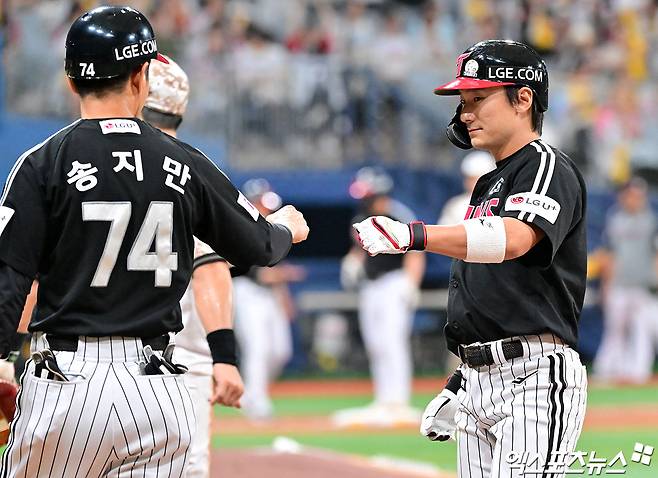 7일 오후 서울 구로구 고척스카이돔에서 열린 '2025 신한 SOL Bank KBO리그' LG 트윈스와 키움 히어로즈의 경기, 3회초 2사 1루 LG 신민재가 좌중간 안타를 날린 후 귀루하고 있다. 고척, 김한준 기자