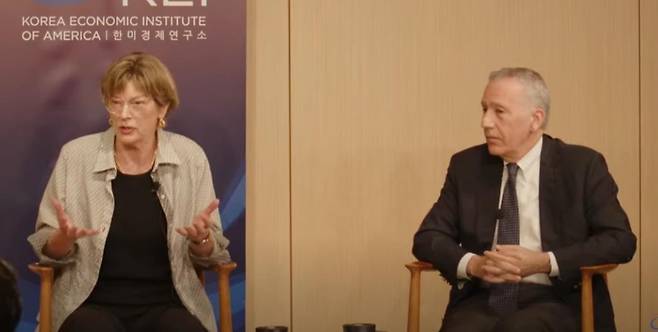 스티븐스 전 주한 미국대사(왼쪽)와 골드버그 전 주한 미대사 [KEI 유튜브 계정 캡처. 재판매 및 DB 금지]