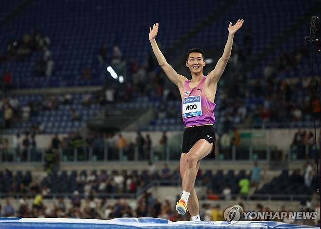 우상혁, 로마 다이아몬드리그 우승 (로마 로이터=연합뉴스) 우상혁이 7일(한국시간) 이탈리아 로마에서 열린 2025 세계육상연맹 로마 다이아몬드리그에서 우승을 확정한 뒤 기뻐하고 있다.