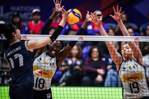 공격하는 한국 여자배구 대표팀의 정호영(17번) [국제배구연맹 홈페이지 캡처. 재판매 및 DB 금지]