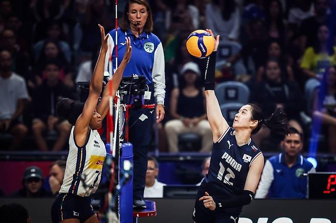공격하는 한국 여자배구 대표팀의 이다현(12번) [국제배구연맹 홈페이지 캡처. 재판매 및 DB 금지]