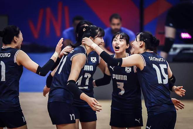 득점 후 기뻐하는 한국 여자배구 대표팀 선수들 [국제배구연맹 홈페이지 캡처. 재판매 및 DB 금지]