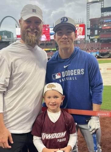 요키시와 만난 김혜성 김혜성(오른쪽)이 7일(한국시간) 미국 미주리주 세인트루이스 부시 스타디움에서 열리는 세인트루이스 카디널스와 방문 경기를 앞두고 경기장을 찾은 전 키움 히어로즈 팀 동료 에릭 요키시와 기념사진을 찍고 있다. [요키시 아내 케일라 소셜 미디어 캡처. 재배포 및 DB 금지]