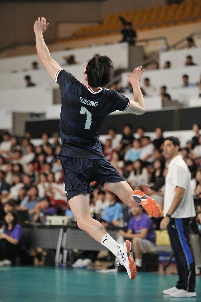 스파이크 서브 넣는 허수봉 [대한배구협회 제공. 재판매.DB 금지]