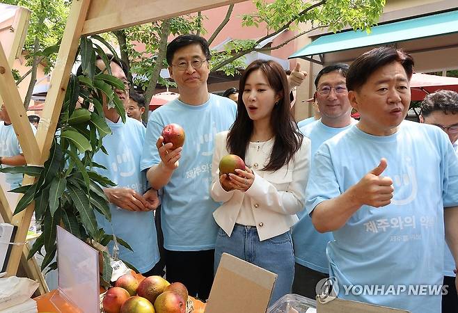 여주에서 만난 제주 (여주=연합뉴스) 백나용 기자 = 7일 오후 경기 신세계사이먼 여주프리미엄아울렛 WEST 분수광장에서 '제주에서 만난, 당신의 여름'을 주제로 관광 팝업스토어 '제주의 선물 인(in) 여주' 행사가 진행되고 있다. 2025.6.7 dragon.me@yna.co.kr