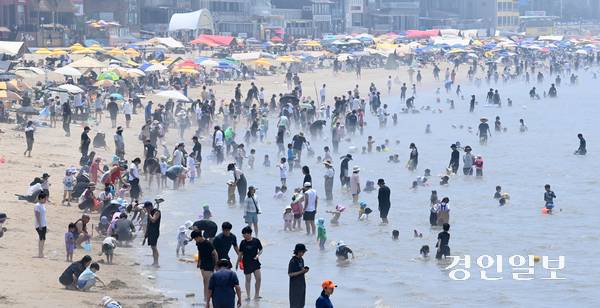 초여름 날씨를 보인 8일 오후 안산시 단원구 방아머리해수욕장을 찾은 피서객들이 물놀이를 하며 더위를 식히고 있다. 2025.6.8 /최은성기자 ces7198@kyeongin.com