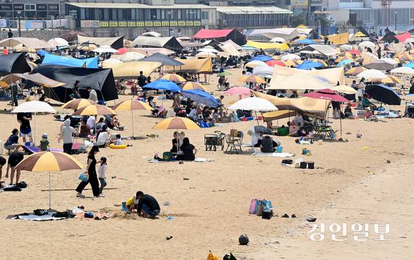 초여름 날씨를 보인 8일 오후 안산시 단원구 방아머리해수욕장을 찾은 피서객들이 물놀이를 하며 더위를 식히고 있다. 2025.6.8 /최은성기자 ces7198@kyeongin.com