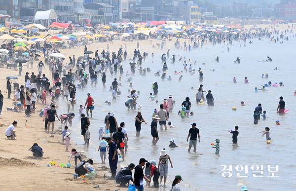 초여름 날씨를 보인 8일 오후 안산시 단원구 방아머리해수욕장을 찾은 피서객들이 물놀이를 하며 더위를 식히고 있다. 2025.6.8 /최은성기자 ces7198@kyeongin.com