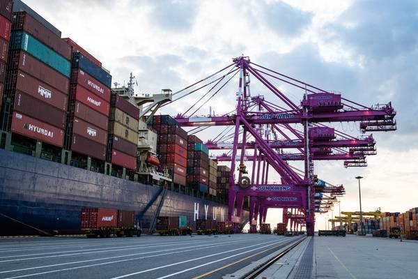 인천 신항이 개장 10주년을 맞았다. 인천 신항 선광신컨테이너터미널(SNCT)에 접안한 선박에서 화물이 하역되고 있다.  /인천항만공사 제공