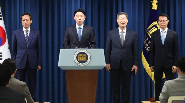 강훈식 대통령 비서실장이 8일 서울 용산 대통령실에서 정무·홍보소통·민정수석 인선을 발표하고 있다. 왼쪽부터 우상호 정무수석, 강 비서실장, 오광수 민정수석, 이규연 홍보소통수석. 2025.6.8 /연합뉴스