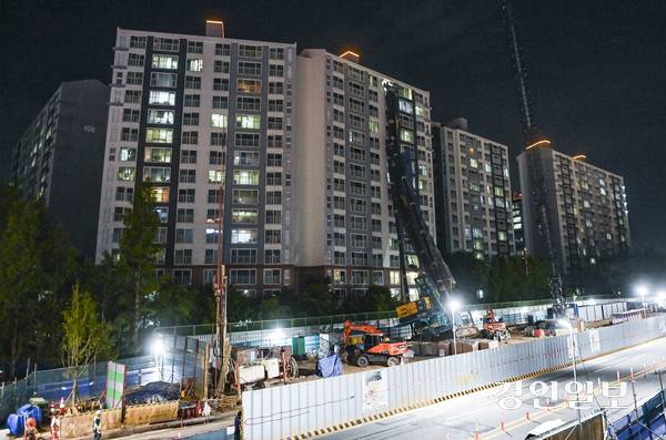 지난 5일 오후 10시 13분께 기흥구 서천동 인덕원∼동탄 복선전철 공사 현장에서 항타기가 15층 높이 아파트로 넘어지는 사고가 발생했다. 사진은 사고 현장의 모습. 2025.6.5 /이지훈기자 jhlee@kyeongin.com