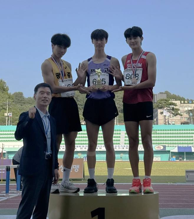 8일 경북 예천스타디움 육상경기장에서 열린 제53회 KBS배 전국육상경기대회 남고부 400m 경기서 우승한 김홍유(오른쪽에서 2번째·연천 전곡고)가 시상대 위에서 기념사진을 찍고 있다. 사진=전곡고등학교