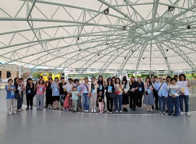 맛보기캠프에 참여한 대도시 학부모들이 부귀초 내 최신 시설인 대형 인라인스케이트장에서 기념사진을 찍고 있다. / 사진=국승호 기자