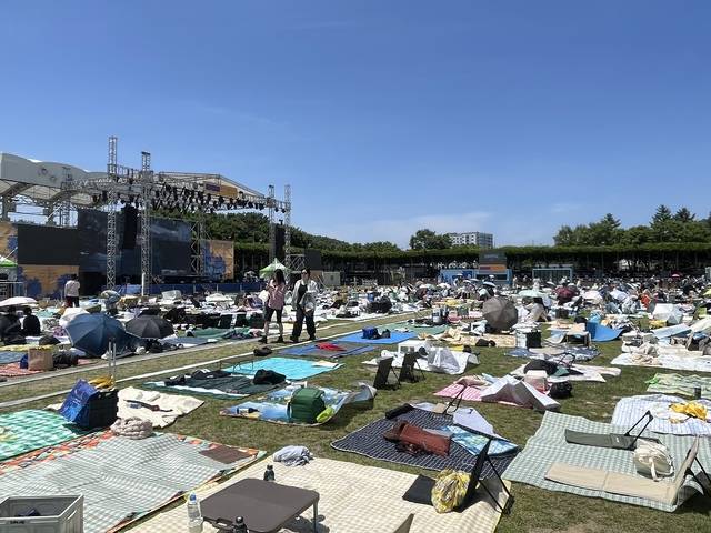 지난 7일 등나무 운동장 자리를 맡기위해 깔려지 돗자리. 전현아 기자.