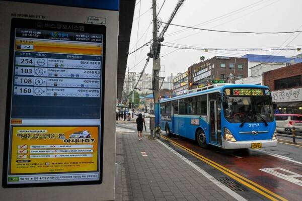 2일 창원시 시내버스 노조가 파업을 풀고 정상 운행에 들어갔다. 창원시 마산합포구 경남대학교 앞 정류소로 시내버스가 지나가고 있고 버스정보시스템도 정상 작동하고 있다./김구연 기자