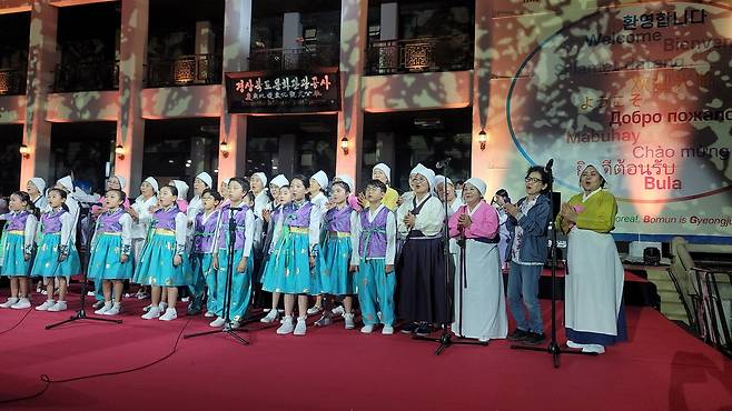 경북관광공사 창립50주년 기념 ‘경북아리랑축제’ 마지막 무대-출연진 모두 본조 아리랑을 부르는 모습. /고성환 기자