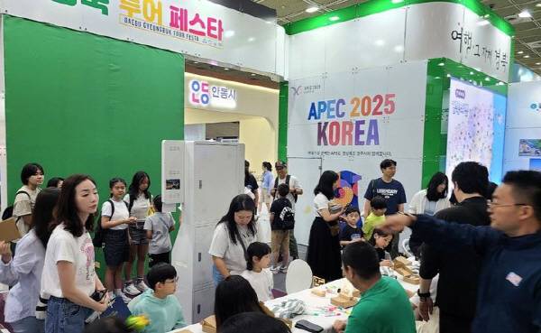 서울 코엑스에서 열린 '제40회 서울국제관광전'에서 경북도와 대구시가 공동 운영한 '2025 대구·경북 투어페스타' 관광홍보관에 관람객들이 몰려 있다. 경북도 제공.