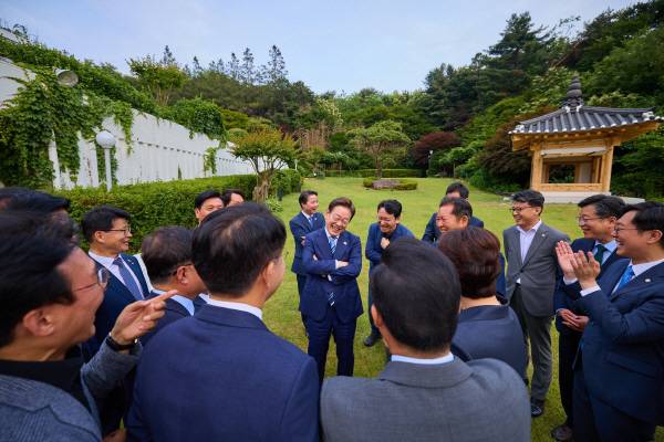 이재명 대통령이 7일 서울 한남동 관저에서 만찬에 참석한 더불어민주당 지도부 의원들과 대화하고 있다.연합