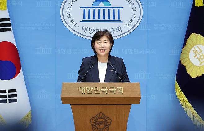 더불어민주당 차기 원내대표 선거에 출마한 서영교 의원이 8일 서울 여의도 국회 소통관에서 현안 관련 기자회견을 열고 발언하고 있다. 연합뉴스