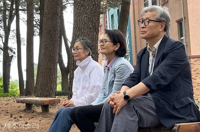 '서귀포시 도시우회도로 녹지공원화를 바라는 사람들(서녹사)'과 '서귀포의 미래를 생각하는 시민모임(서미모)'은 8일 시민 30여 명이 참석한 가운데 서귀포 100년 솔숲 문화제를 열었다. ⓒ제주의소리