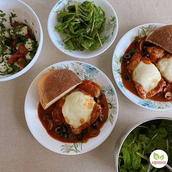 닭가슴사스테이크에 빵과 샐러드를 더한 모습