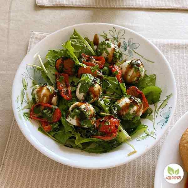 생모짜렐라 치즈볼 샐러드