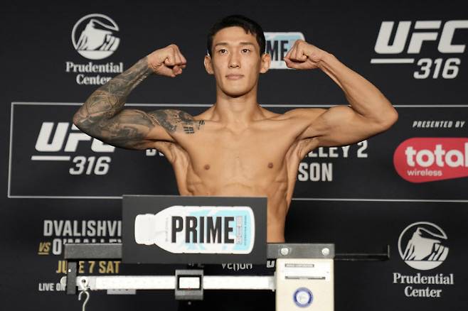 UFC 데뷔전을 앞두고 계체를 여유있게 통과하는 유주상. 사진=UFC