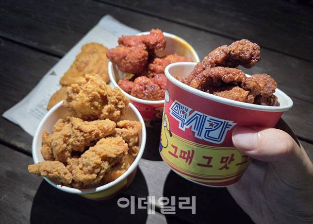 GS25 매장에서 맥시칸 시리즈 제품을 구입해 벤치에서 직접 먹어봤다. (사진=한전진 기자)