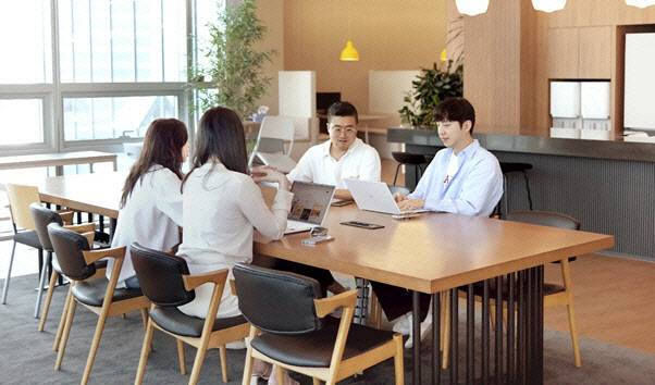 kt 밀리의서재 직원들이 회사에서 회의하고 있는 모습. (사진=kt 밀리의서재)