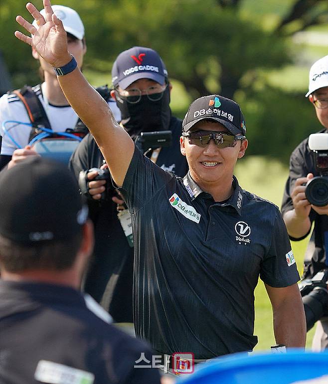 김홍택이 KPGA 투어 백송홀딩스 아시아드CC 부산오픈에서 우승을 확정한 뒤 기뻐하고 있다. (사진=이데일리 골프in 김상민 기자)