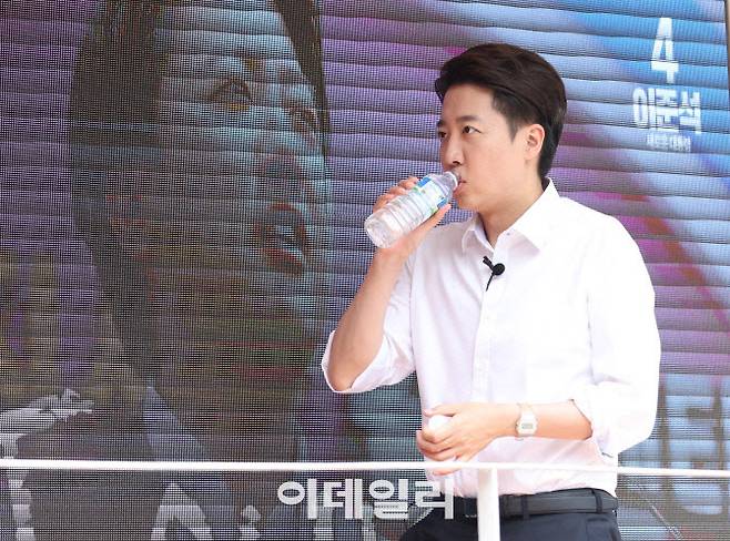 이준석 개혁신당 대통령 대선 후보가 28일 서울 영등포구 여의도공원에서 시민들에게 인사를 나눈 후 연설을 위해 유세차량에 올라 물을 마시고 있다.(사진=이데일리 노진환 기자)