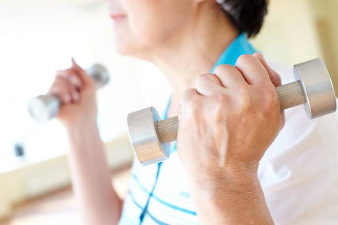 운동을 꾸준히 하면 암 발병 위험을 줄일 뿐만 아니라 암 치료 후 회복에도 큰 도움이 된다. [사진=클립아트코리아]