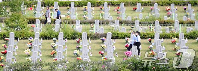 현충일인 지난 6일 전북 임실군 국립임실호국원을 찾은 추모객들이 참배를 하기 위해 발걸음을 옮기고 있다. 2025.6.6/뉴스1 ⓒ News1 유경석 기자