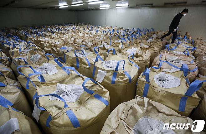 사진은 이날 용인시 농협쌀조합공동사업법인 미곡종합처리장 저온창고에서 직원이 수매 후 보관 중인 쌀을 살펴보는 모습. 2023.4.4/뉴스1 ⓒ News1 김도우 기자