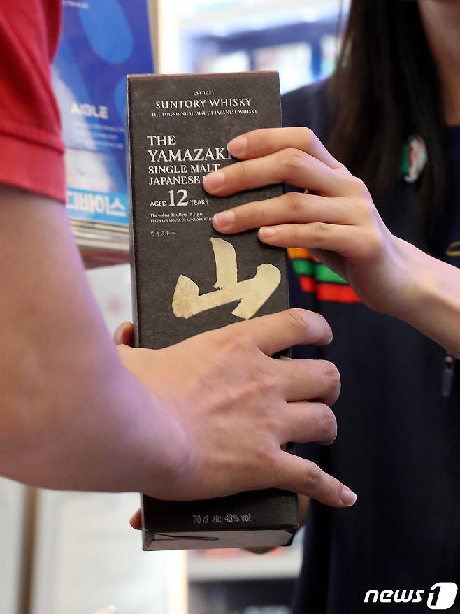 25일 서울 송파구 잠실동 세븐일레븐 챌린지스토어점에서 열린 '위스키 런' 행사를 찾은 시민이 품귀 위스키를 구입하고 있다.  2023.5.25/뉴스1 ⓒ News1 박지혜 기자