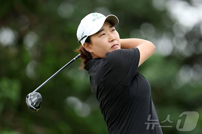 이일희가 8일(한국시간) 열린 LPGA투어 숍라이트 클래식 2라운드에서 3타를 줄이며 중간합계 11언더파 131타로 단독 선두에 올랐다. ⓒ AFP=뉴스1