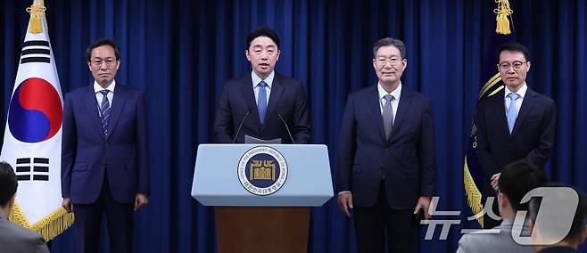 강훈식 대통령 비서실장이 8일 서울 용산구 대통령실 청사에서 수석급 인선 발표를 하고 있다. 이재명 대통령은 대통령실 정무수석비서관에 우상호 전 더불어민주당 의원을, 민정수석비서관과 홍보수석비서관에 오광수 대륙아주 변호사와 이규연 전 JTBC 대표를 임명했다고 강 비서실장이 이날 브리핑을 통해 밝혔다. 왼쪽부터 우상호 정무수석, 강훈식 비서실장, 오광수 민정수석, 이규연 홍보수석. 2025.6.8/뉴스1 ⓒ News1 박지혜 기자