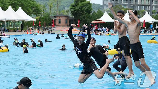 낮 최고기온이 30도를 넘으며 무더운 날씨를 보인 8일 오후 대전 대덕구 로하스산호빛공원 야외수영장에서 시민들이 더위를 식히고 있다. 2025.6.8/뉴스1 ⓒ News1 김기태 기자
