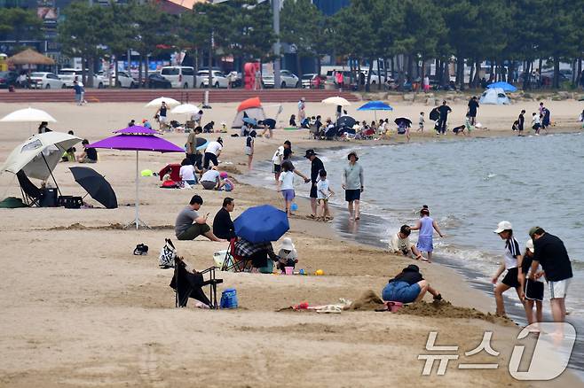 8일 경북 포항시 북구 영일대해수욕장 백사장을 찾은 시민과 관광객들이 더위를 식히고 있다. 2025.6.8/뉴스1 ⓒ News1 최창호 기자