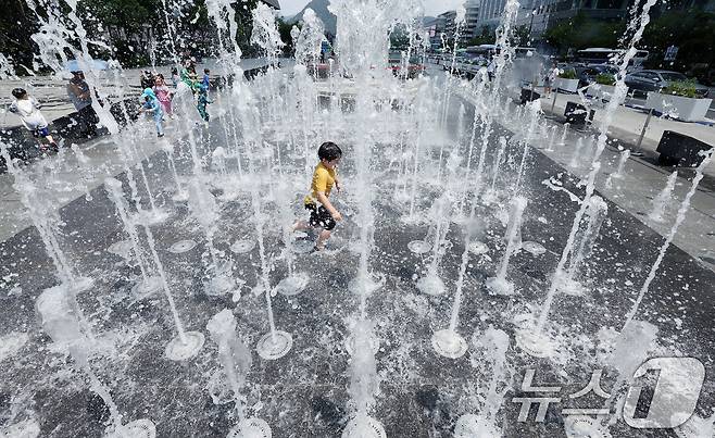 30도 안팎의 낮더위가 이어지고 있는 8일 서울 광화문광장 바닥분수에서 어린이들이 물놀이를 하며 더위를 식히고 있다. 2025.6.8/뉴스1 ⓒ News1 이동해 기자