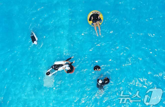 낮 최고기온이 30도를 넘으며 무더운 날씨를 보인 8일 오후 대전 대덕구 로하스산호빛공원 야외수영장에서 시민들이 더위를 식히고 있다. 2025.6.8/뉴스1 ⓒ News1 김기태 기자